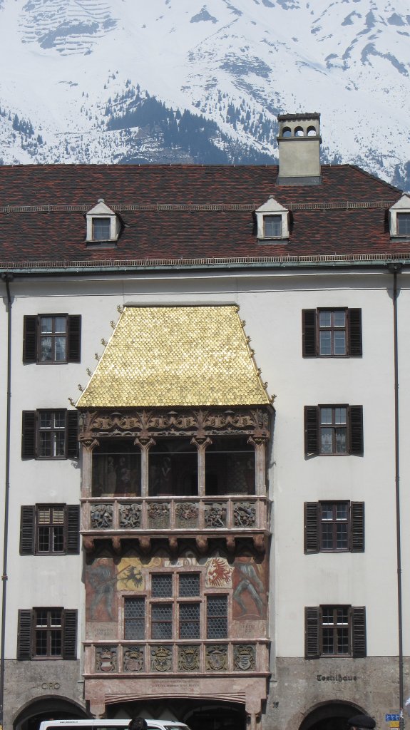 Das Goldene Dachl in der Innsbrucker Altstadt am 2. April 2013.