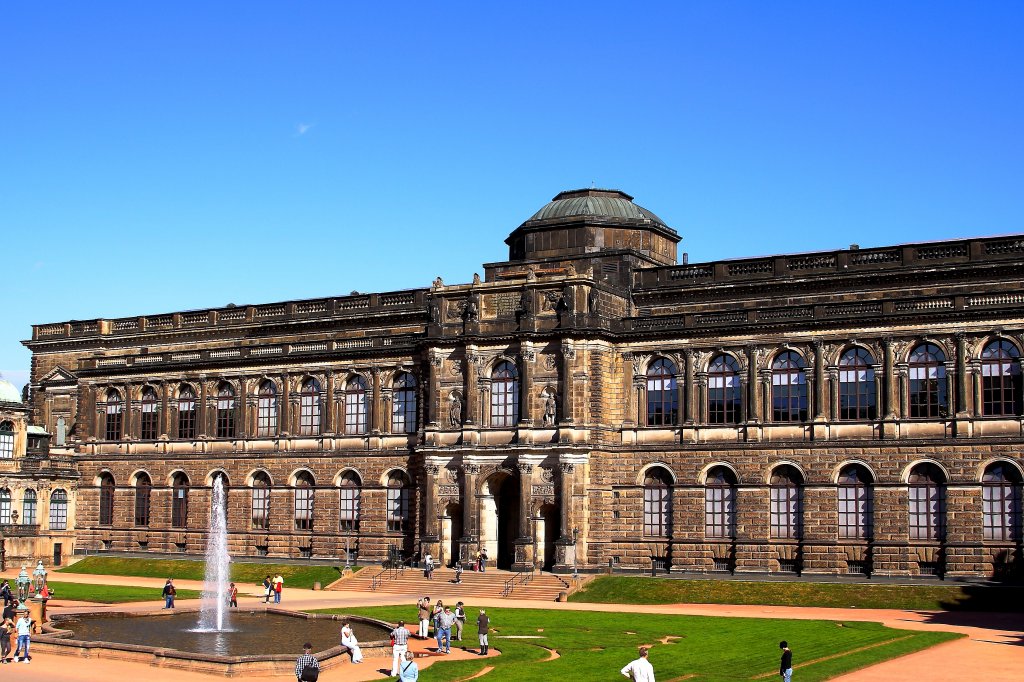 Das Historische Museum im Dresdner Zwinger, welches unter anderem auch die weltberhmte Gemldegalerie (z.B.  Sixtinische Madonna  von Raffael) beinhaltet. (Aufnahme vom 06.10.2011)