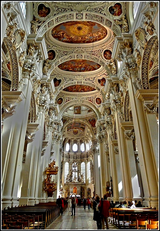Das Innere des dreischiffigen Langhauses des Passauer Doms St. Stephan wird durch sechs von breiten Gurtbgen getrennte Joche gegliedert. Phantaseireiche Stukkaturen und Gemlde schmcken das Gewlbe des Mittelschiffs des Passauer Doms St. Stephan. Dass sich zwei stilverschiedene, riesige Baukrper der Sptgotik und des Barock innen wie auen so harmonisch zu einem ausgeglichenen Ganzen zusammenfgen lsst den Passauer Dom unter allen Kathedralen des deutschen Kulturraumes eine Sonderstellung einnehmen („einen barocken Dom mit einer gotischen Seele“). Carlo Lurago schuf trotz der gotischen Anlagen (Scheitelhhe 29 m; bei einer Mittelschiff-Breite von nur 12 m) einen in sich stimmigen hochbarocken Kirchenraum. 16.09.2010 (Jeanny)  