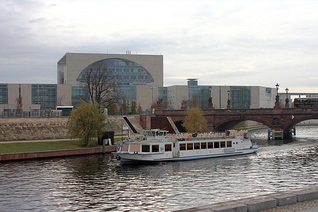 Das Kanzleramt in Berlin genau gegenber dem Hauptbahnhof. Gerade 
fhrt ein Rundfahrtschiff vorbei.
Aufnahme am 18.11.2006