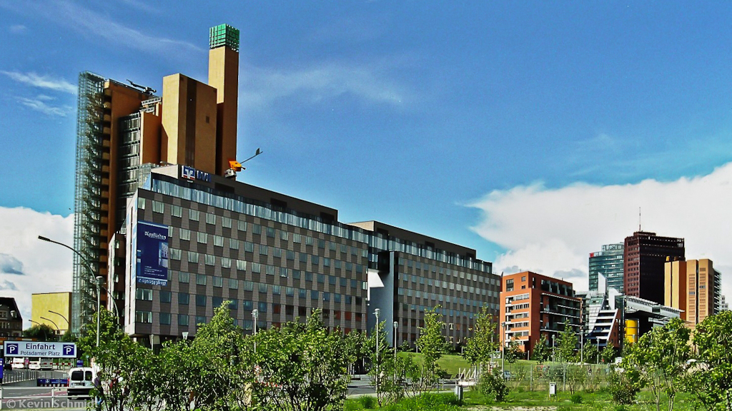Das markante, 106 Meter hohe Debis-Hochhaus bildet den sdlichen Abschluss der Neubebauung im Areal Potsdamer Platz an der Linkstrae zum Reichpietschufer. Der Architekt war Renzo Piano. (August 2005)