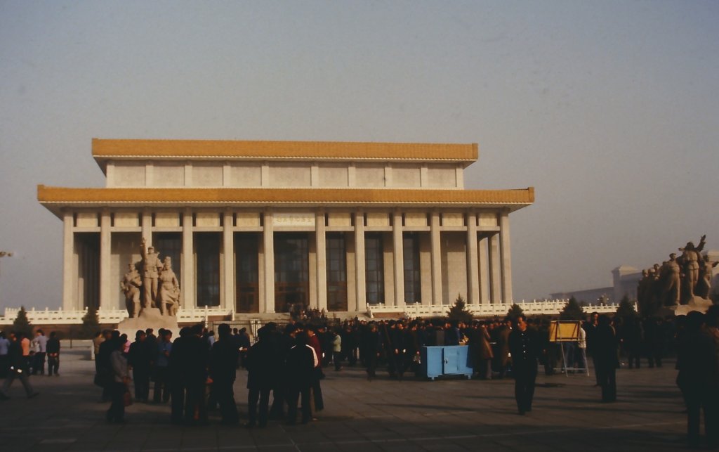 Das Mausoleum von Mao Zedong auf dem Tiananmen-Platz (Platz des Himmlischen Friedens) mit wartenden Besuchern im Oktober 1984. 