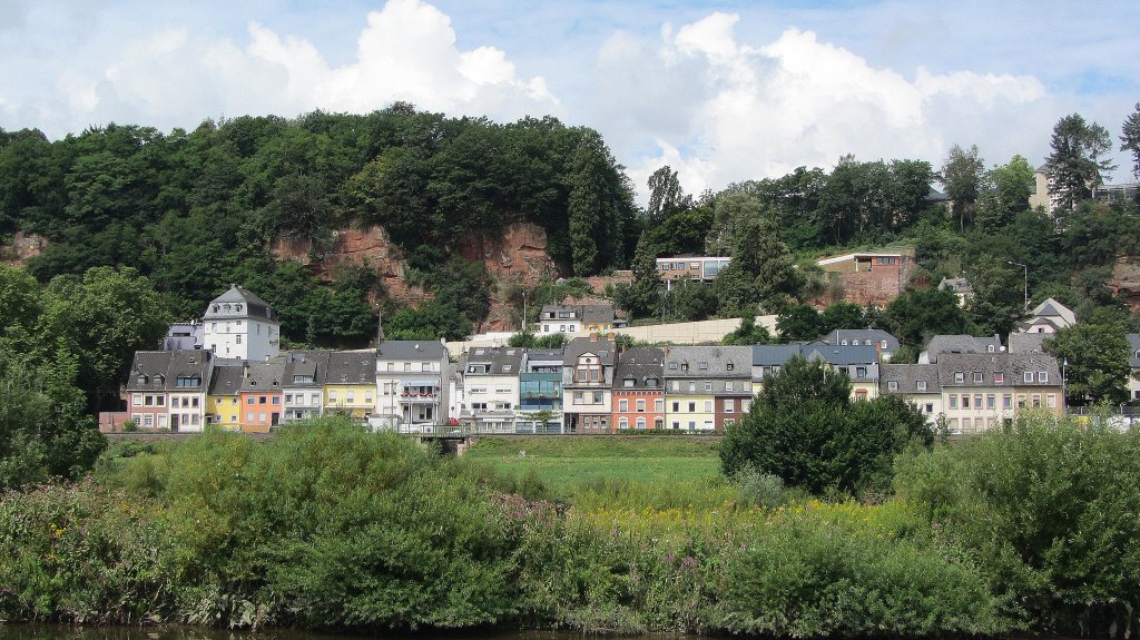 Das Moselufer in Trier. Schne Hanglage mit den roten Felsen im Hintergrund! (5.8.2012)
