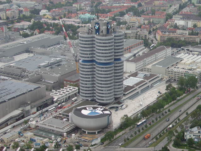 Das Mnchener BMW Werk von Olympia Turm aus fotografiert am 10.08.06