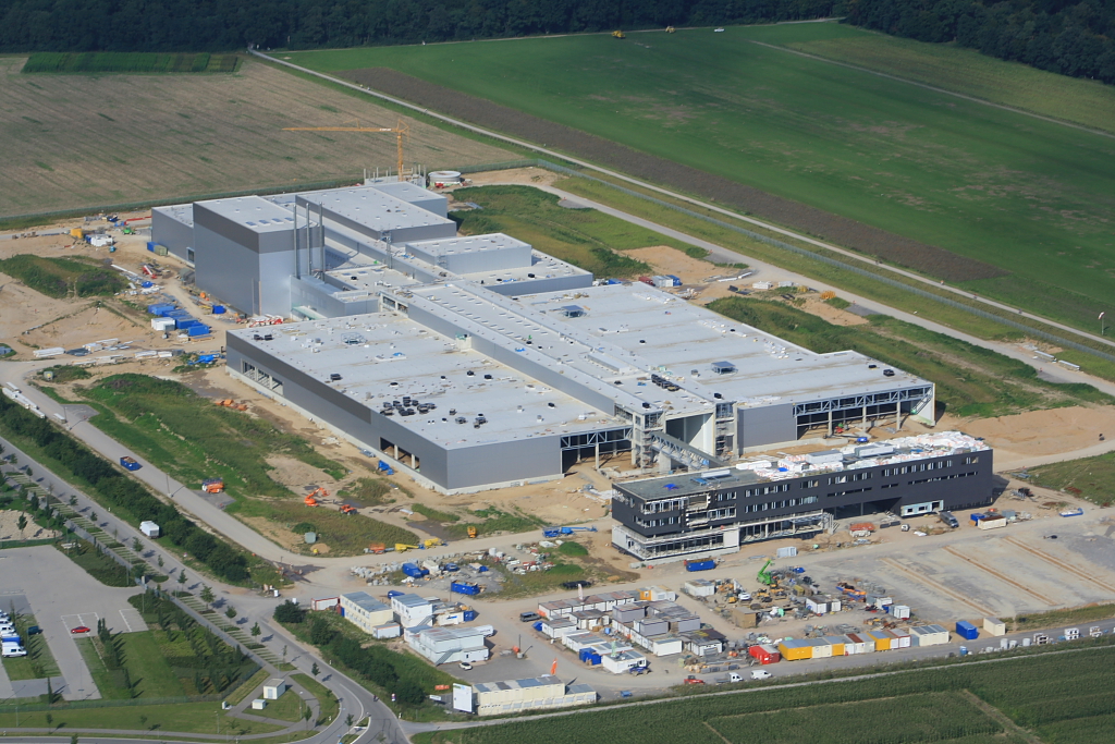 Das noch im Bau befindende Fleischwerk der Firma Edeka neben dem Flugplatz Karlsruhe-Forchheim aus der Luft (05.09.10)