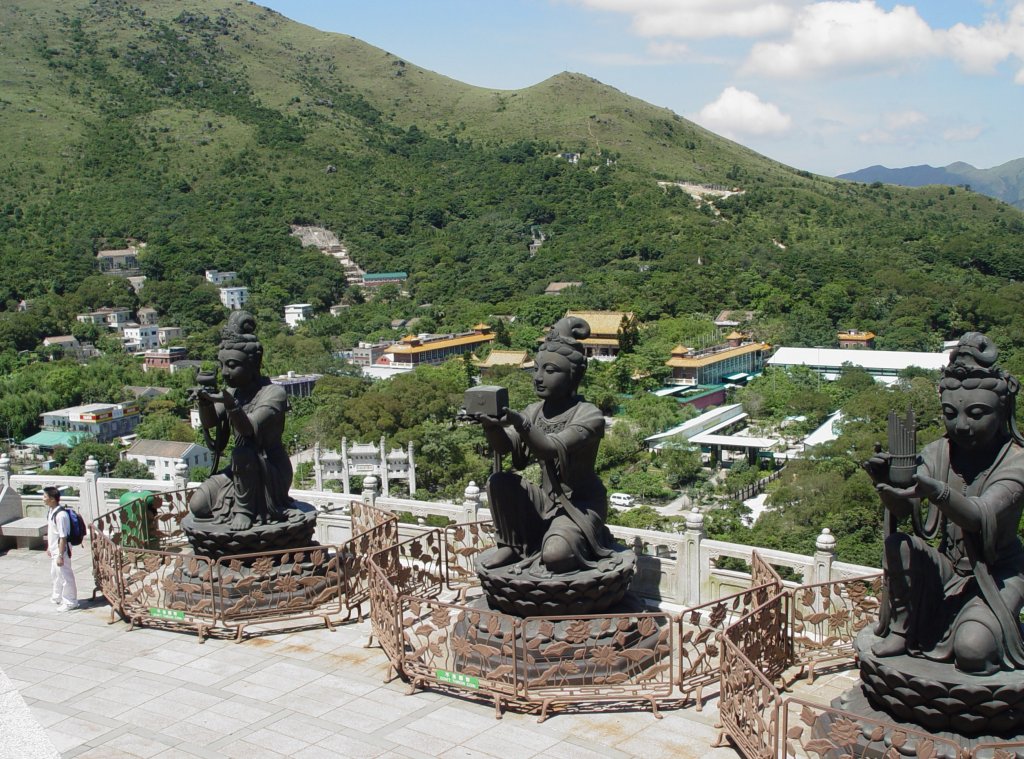 Das Po Lin Kloster auf der Insel Lantau am 03.07.2003, im Vordergrund den Tian Tan Buddha preisende buddhistische Statuen. Wie gro selbst diese Statuen sind, erkennt man im Vergleich zu dem links neben der Statue stehenden Mann.