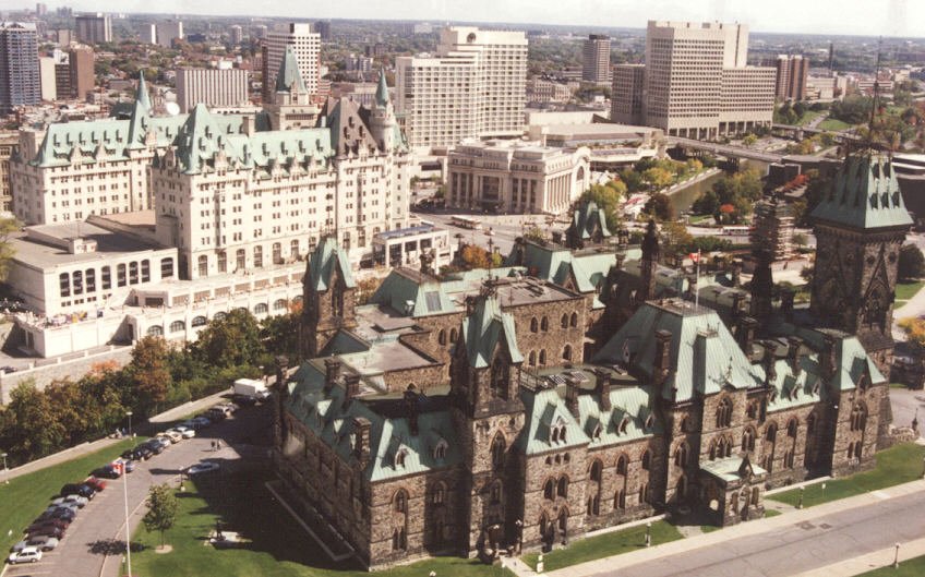 Das Regierungsgebude der Ost Block von Ottawa/Kanada Der gesamte Parlamentsbezirk ist 88.480 m gro. Zwischen den drei Hauptgebuden Centre Block, East Block und West Block liegt ein quadratischer Barockgarten. im September 1993 (scan vom Bild). 
