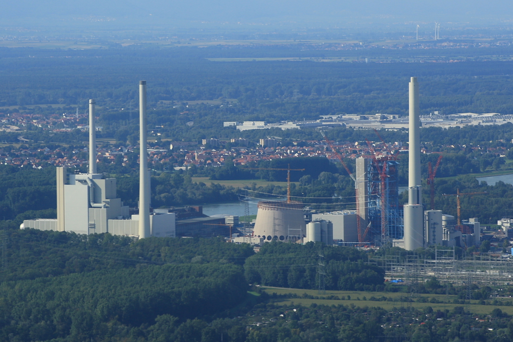 Das Rheinhafen-Dampfkraftwerk Karlsruhe (EnBW)aus der Luft, es befindet sich noch im Bau, bzw. ein Teil davon (05.09.10)