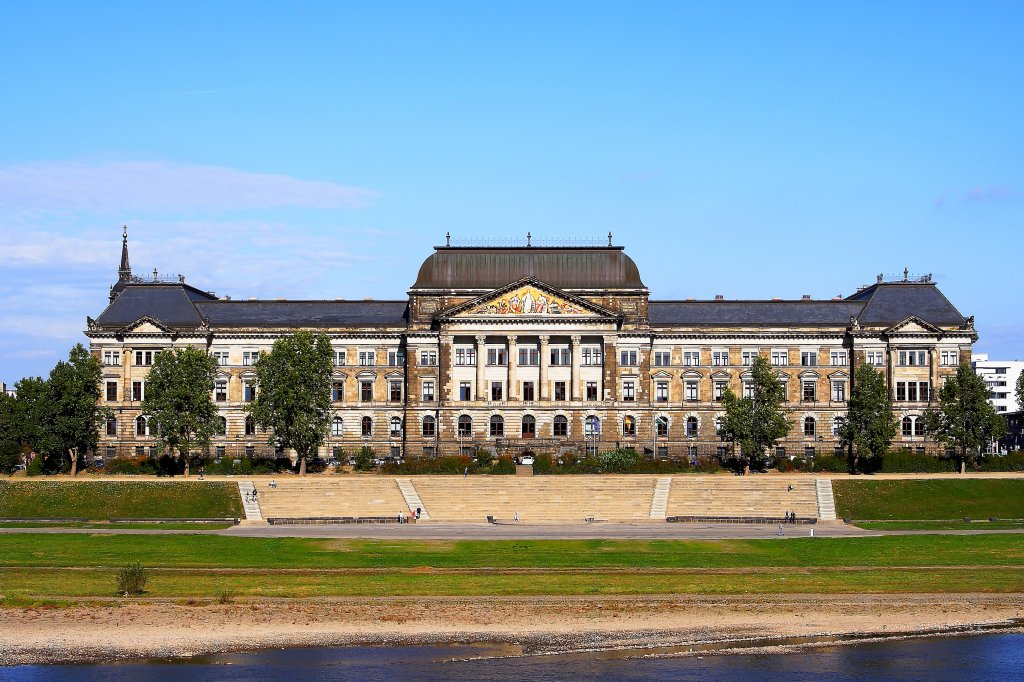 Das Schsische Kultus-und Finanzministerium am Knigsufer in Dresden-Neustadt, aufgenommen am 06.10.2011 von der Brhlschen Terrasse.