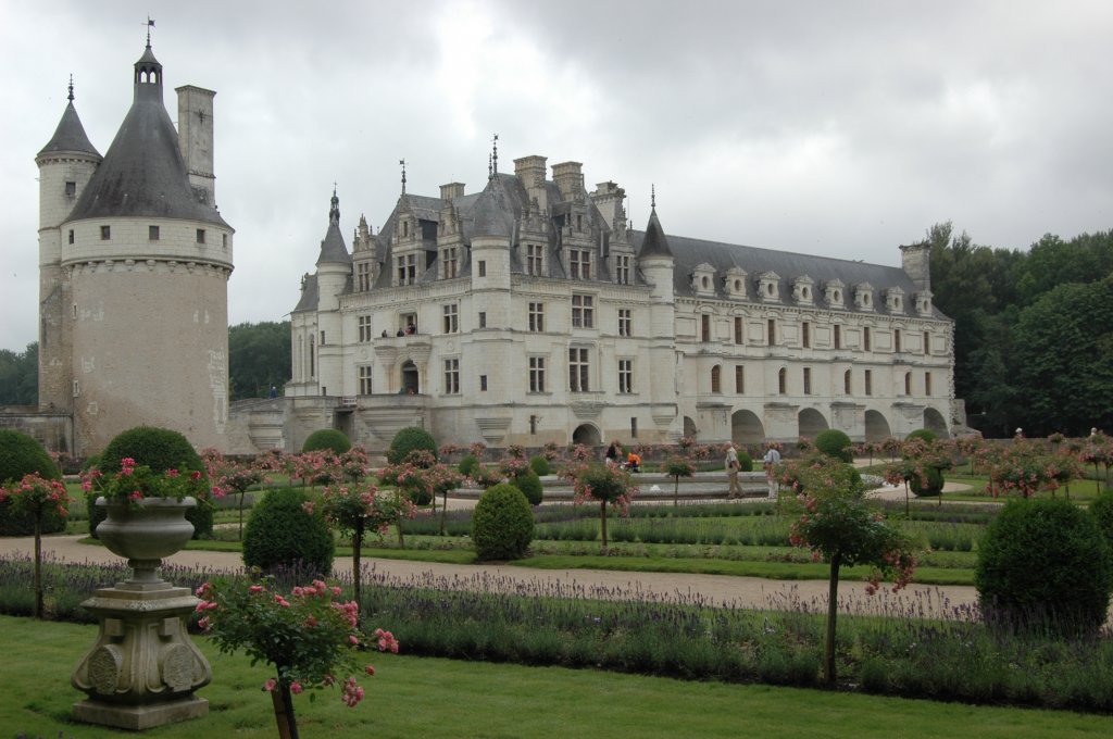 Das Schloss Chenonceau ist ein Wasserschloss im franzsischen Ort Chenonceaux im Dpartement Indre-et-Loire der Region Centre. Sein Hauptgebude steht – von Wasser umgeben – am nrdlichen Ufer des Cher. Das Schlo Chenonceau eines der schnsten Schlsser in Frankreich. Aufgenommen im Juni 2007.
