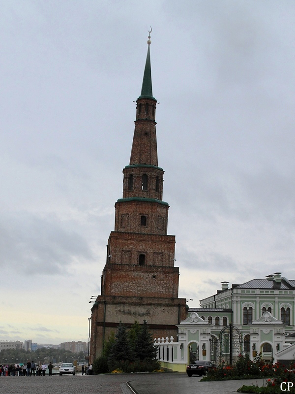 Das Wahrzeichen der Stadt Kazan, der 58 Meter hohe Sujumbike-Turm im Kazaner Kreml neigt sich bedrohlich zur Seite. (6.9.2011)