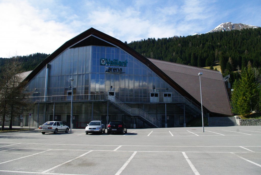 Davos, Eishalle des HC Davos, Zentralbau in Holzbauweise mit Kreuzfirst von 1979, 
7080 Pltze (03.04.2011)