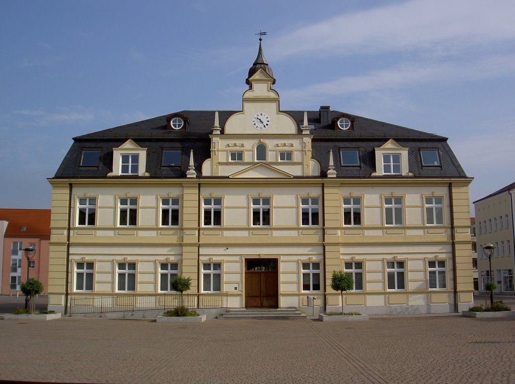 Demmin, Rathaus, erbaut von 1997 bis 1998 im sptbarocken Stil (16.09.2012)