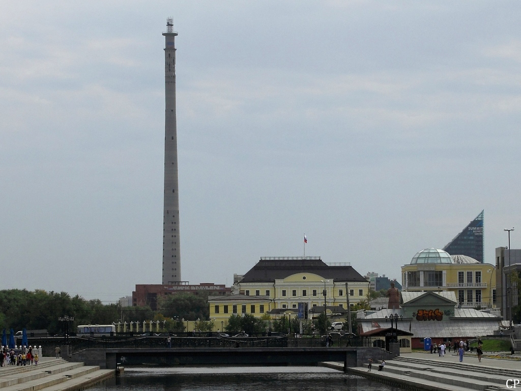 Der 220 m hohe Fernsehturm von Jekaterinburg wurde in den 80er Jahren begonnen und sollte ursprnglich eine Hhe von 400 m erreichen, wurde aber nie fertiggestellt. Er ist damit eine der grten Bauruinen der Welt. (7.9.2011)