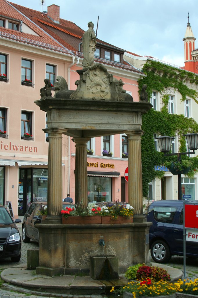 Der Andreasbrunnen auf dem Kamenzer Marktplatz. Er ist eines der Wahrzeichen der Stadt. (Aufnahme vom 01.07.2011)