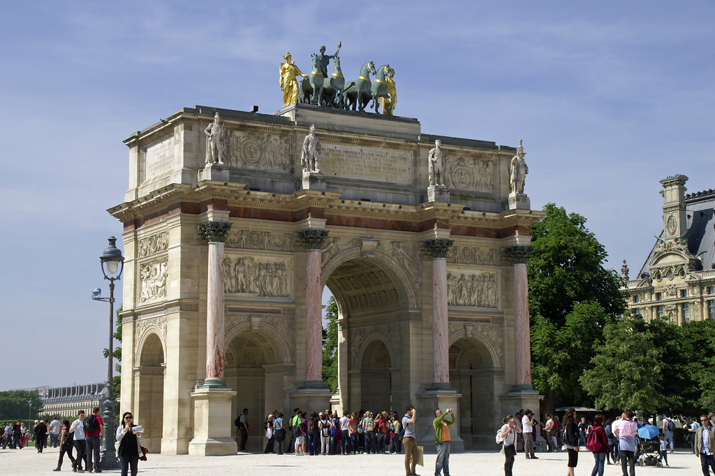 Der Arc de Triomphe du Carrousel befindet sich zwischen Tuilerien und Place du Carrousel auf der sogenannten Axe historique. Napoleon I lie diesen Triumpfbogen von 1807 bis 1809 bauen zum Gedenken an seine Grande Arme.

