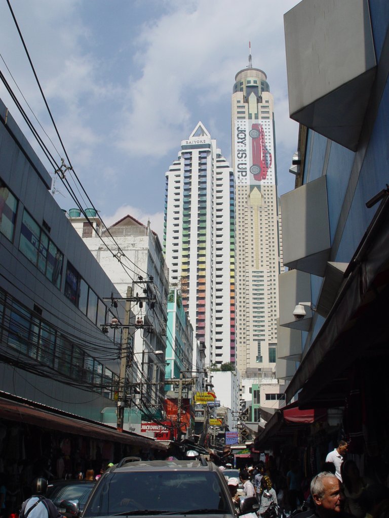 Der Baiyoke Tower 2 ist mit 304 Metern (mit Antenne 328 Metern) das hchste Gebude Thailands. Neben Restaurants, Geschften und einigen Bros beherbergt der Tower das  Baiyoke Sky Hotel . Fertig gestellt im Jahr 1997 zhlt es zu den hchsten Hotelgebuden der Welt. Im 85. Stockwerk befindet sich eine  Sky walk revolving roof deck , von wo aus man eine nicht durch Glasscheiben begrenzte Aussicht auf Bangkok genieen kann. (14.01.2011)  