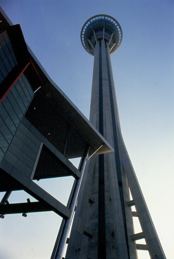 Der im Dezember 2001 erffnete Macau Tower mit einer Gesamthhe von 338 Metern, inclusive der Fernsehantenne. (2003)