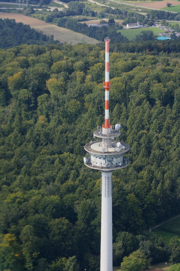 Der Fernmeldeturm bei dem Dorf  Grnwettersbach , das ein Bergdorf ist, aus der Luft (05.09.10). Ohne den Turm knnten viele Menschen in Karlsruhe und Umgebung nicht fernsehen.