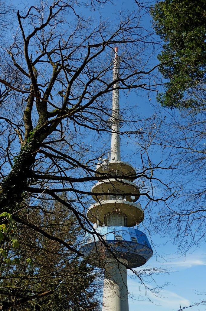 der Fernmeldeturm Vogtsburg-Totenkopf, auf dem hchsten Kaiserstuhlberg, erbaut in den 1980er Jahren, 155m hoch, April 2012