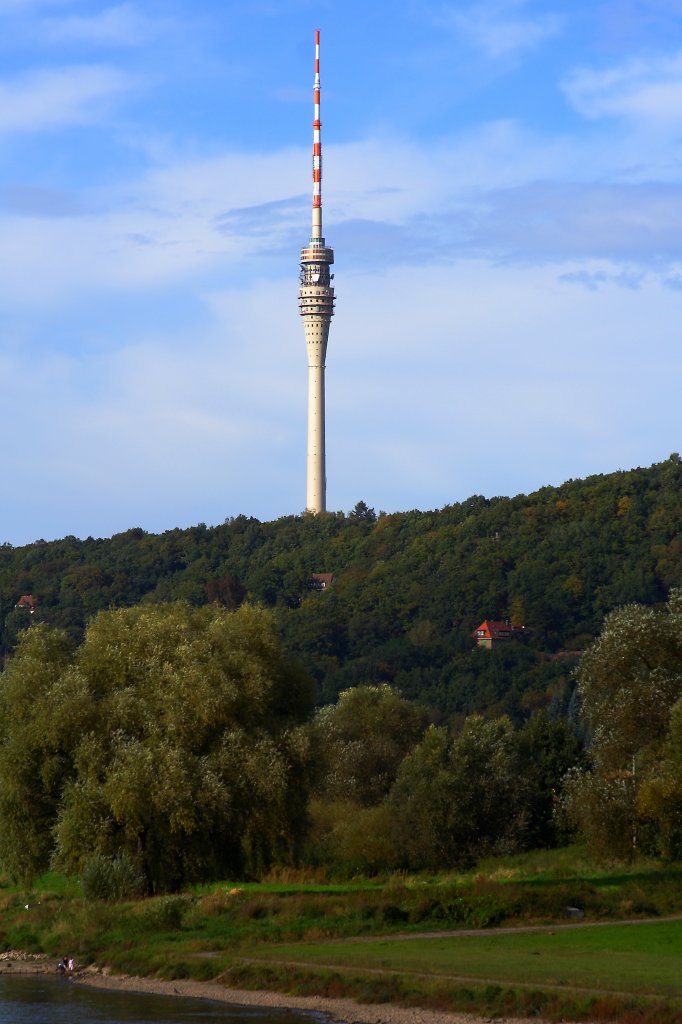 Der Fernsehturm in Dresden-Wachwitz, erbaut 1963-1969, Hhe 252 Meter. Er dient heute ausschlielich der technischen Nutzung durch die Telekom. Bis 1991 befand sich im oberen Bereich (kupferfarbene Scheiben) ein zweigeschossiges Ausflugsrestaurant (145m) und darber, auf 148m eine offen liegende Aussichtsplattform. Sowohl von dieser, als auch vom Restaurant, hat man einen fantastischen Blick auf Dresden und die Schsische Schweiz. Da bis heute kein Investor gefunden werden konnte, der die sehr hohen Investitions- und Betriebskosten, insbesondere fr die zwei Schnellaufzge, bernehmen wollte, ist der Turm seit 1991 fr den Tourismusverkehr nicht mehr zugnglich!
(Aufnahme vom 06.10.2011 von Bord des MS  August der Starke )