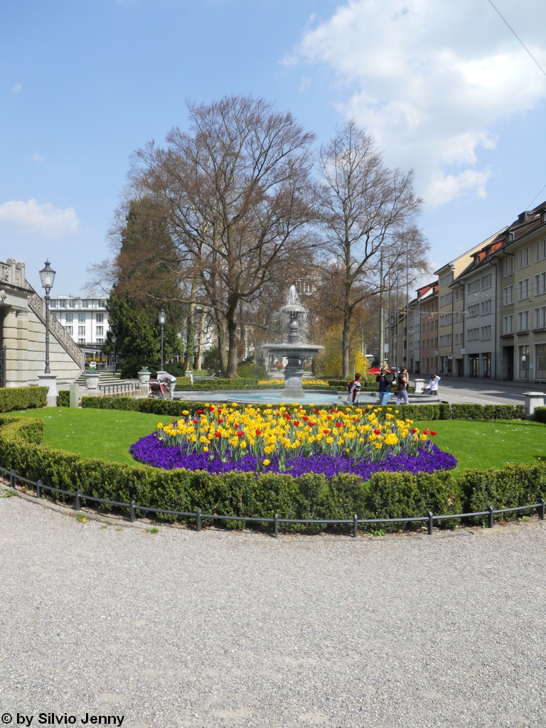 Der Frhling hlt am 19.4.2010 auch in Winterthur Einzug, und der Springbrunnen, sowie die Blumen vor dem Stadthaus sind aus dem Winterschlaf erwacht.