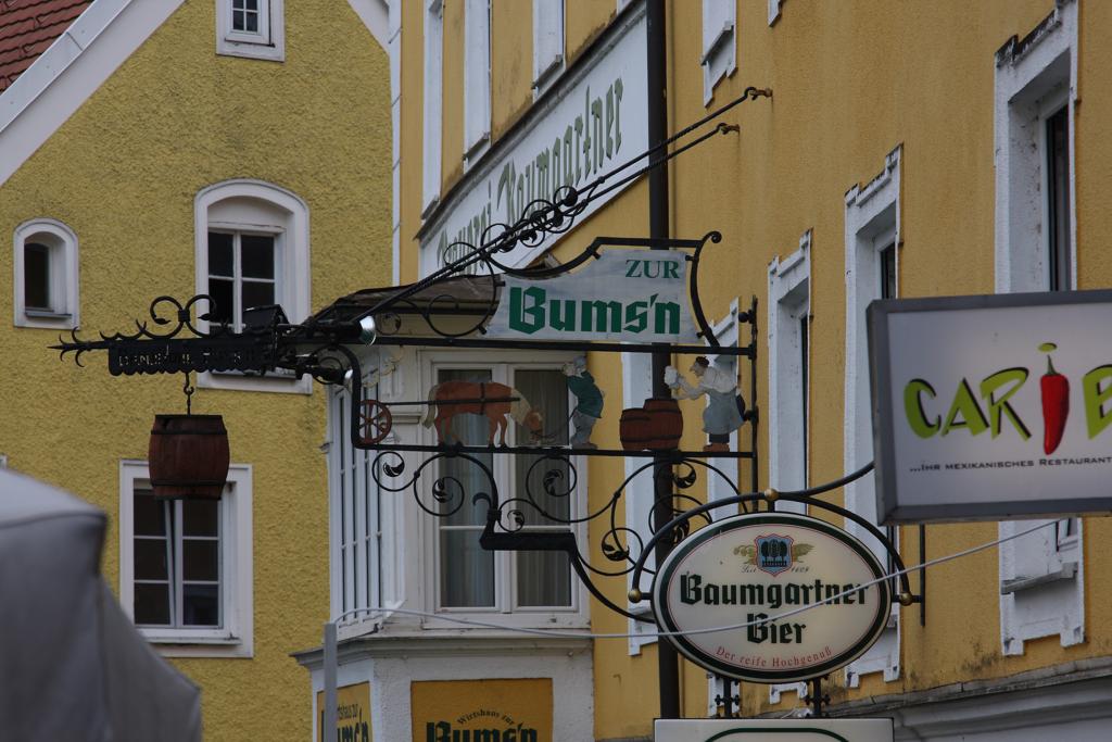 Der Gasthof  Zur Bums`n  in Schirnding hat auch eine eigene 
Hausbrauerei.
Aufnahme am 30.08.2012.