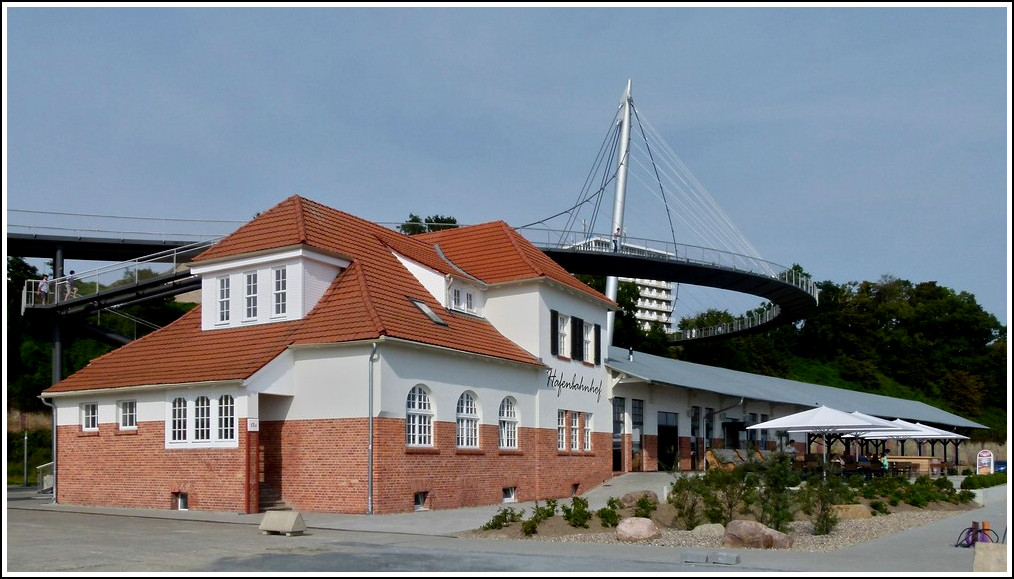 Der Hafenbahnhof (heute Bckerei und Konditorei) und die neue Fugngerbrcke in Sassnitz. 26.09.2011 (Jeanny)