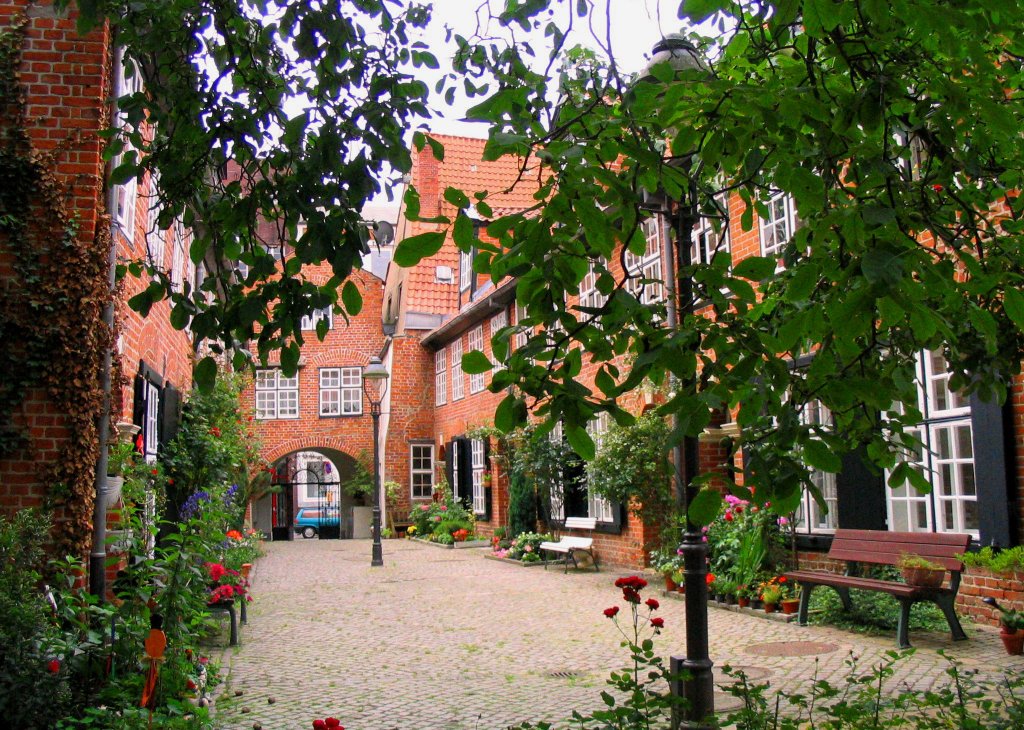 Der  Hasenhof  mitten in der Lbecker Altstadt, verstecktes ruhiges Quartier fr ltere Stiftsdamen,ist ein begehrter Ruheplatz. Aus diesem Grunde ist der ffentlich zugngige Ort mit Respekt zu betreten. 
Aufnahmedatum: Mittags am 14.8.2005