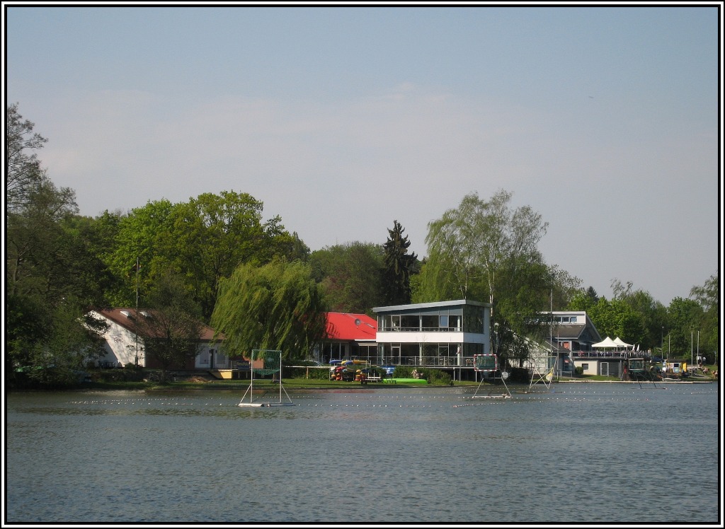 Der Kiessee ist Teil eines der wichtigsten Naherholungsgebiete in Gttingen. Am Ufer befinden sich auch ein Restaurant sowie Einrichtungen von Sportclubs wie Segler- und Ruderclubs. Die Aufnahme stammt vom 23.04.2011.