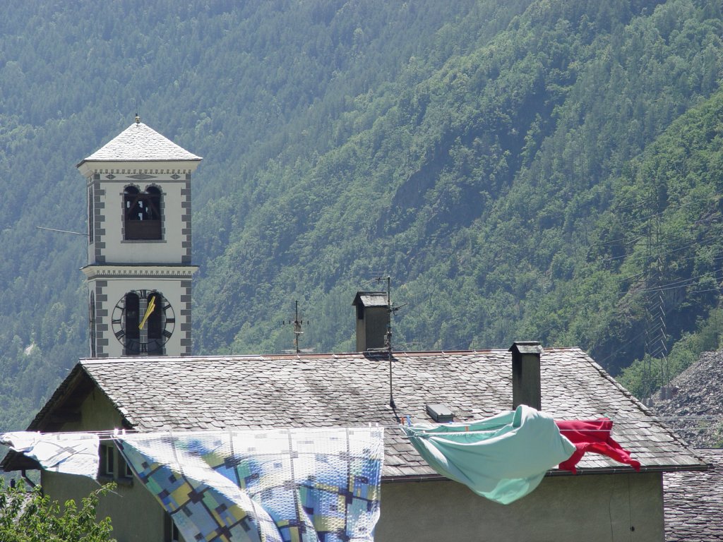 Der Kirchturm von Brusio und ein mit Steinplatten gedecktes Haus am 10.07.2008