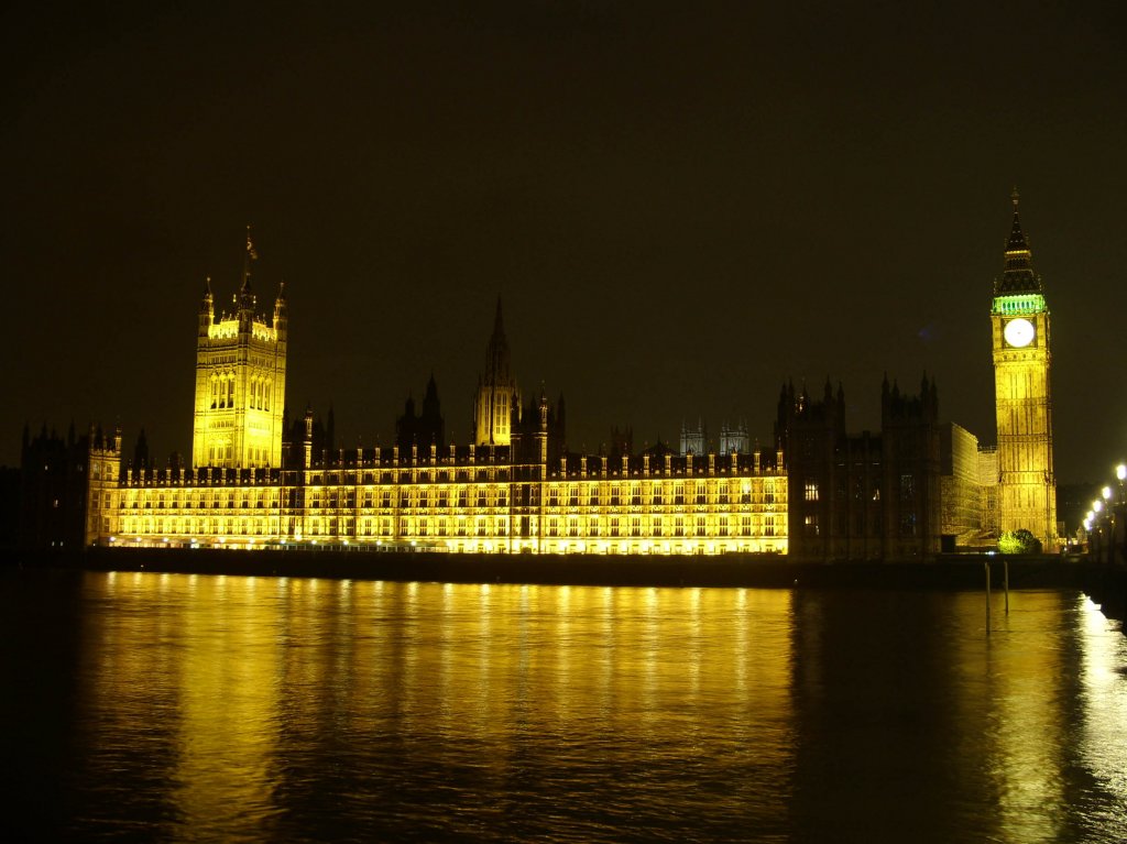 Der Londoner Big Ben und die Houses of Parliament am 28.09.2010 in goldenem Glanz im Blick ber die Themse.