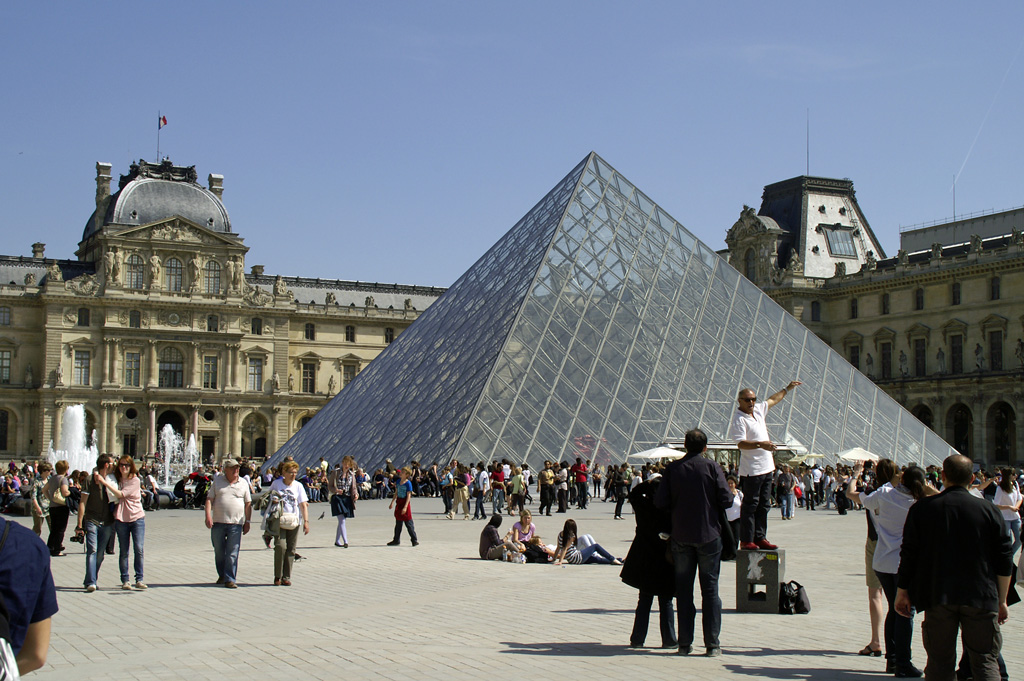 Der Louvre mit der glsernen Pyramide bildet den Ausgangspunkt der so genannten Axe historique. AUfgenommen 5.5.2011.