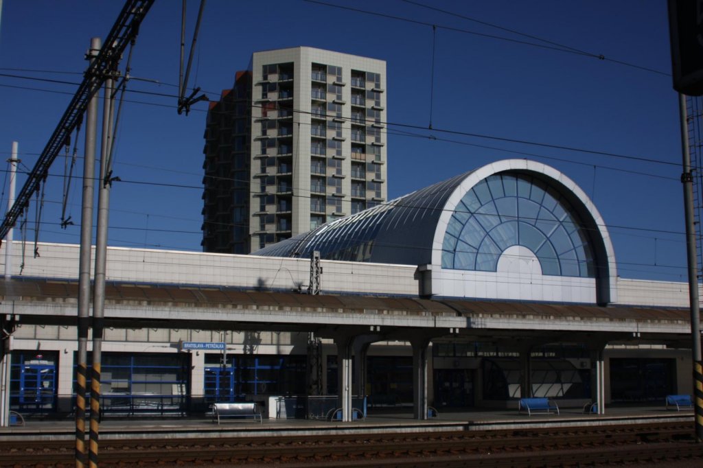 Der moderne Bahnhof Petrzalka in der slowakischen Hauptstadt Bratislava
am 30.08.2009.