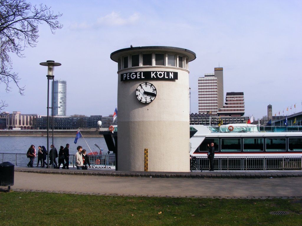 Der Pegelturm am westlichen Rheinufer vor der Altstadt in Kln, 17. Mrz 2010.
