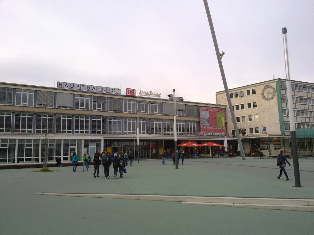 Der Platz vor dem Hbf in Kassel.
Aufnahme vom 28.10.2010