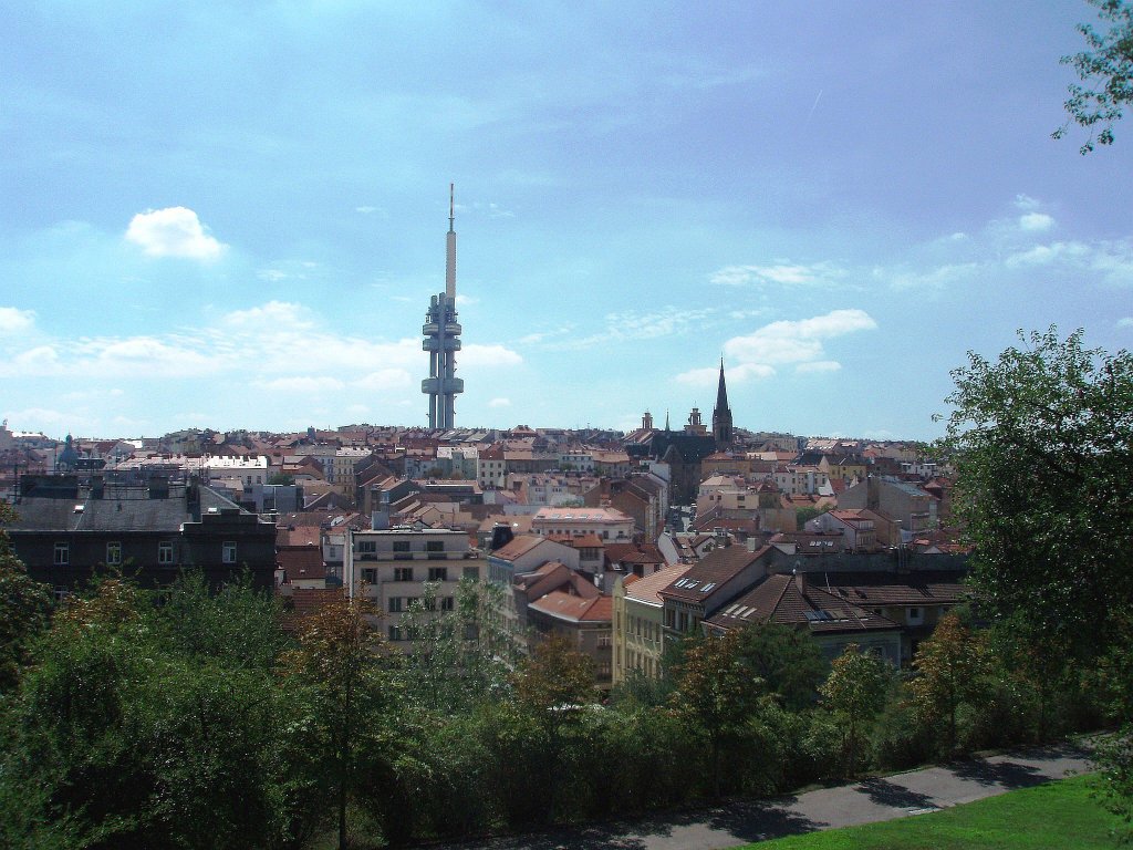 Der Prager Fernsehturm Zizkov, Hhe 216m am 17.8.2012.
