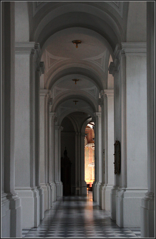 Der Prozessionsumgang verluft um das Hauptschiff. Vorne lockt das Licht der Sakramentskapelle. Katholische Hofkirche Dresden. 02.08.2009 (Matthias)