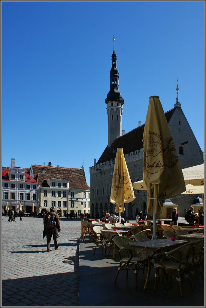 Der Rathausplatz mit einem der Wahrzeichen der Stadt,dem zweistckigem Rathaus.
Das Rathaus wurde 1322 erstmals erwhnt. Der Turm ist 64 Meter hoch und bietet nach vielem Treppen steigen eine etwas enge, aber wunderbare Aussicht ber die Stadt Tallinn.
(01.05.2012) 