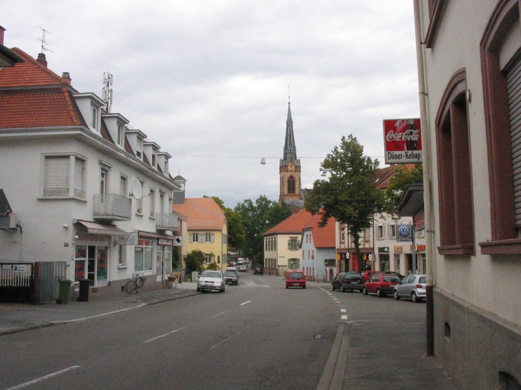 Der Staddteil Feudenheim, hier im Ortskern kann man sehen wie buerlich geprgt Mannheim einmal war,...
Im Hintergrund die Feudenheimer Johanniskirche,...