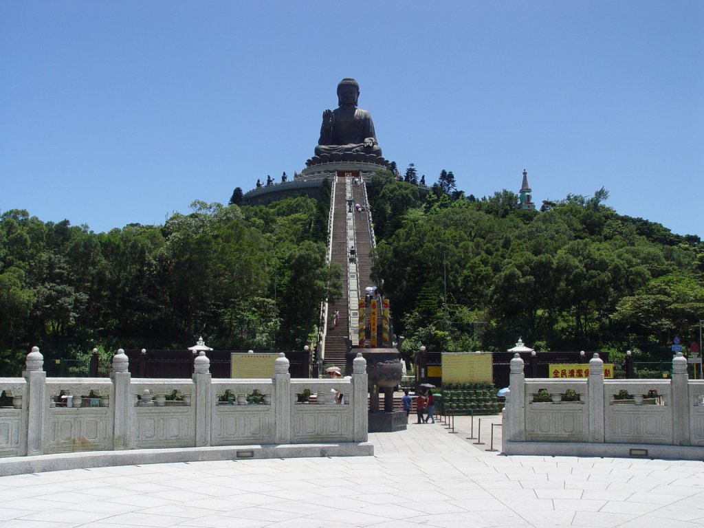 Der Tian Tan Buddha auf der Insel Lantau am 03.07.2003. Diese bronzene Buddhastatue stellt den Buddha Amitabha dar und ist die weltgrte freistehende Buddhastatue in sitzender Haltung. Eine Treppe mit 268 Stufen fhren vom Po Lin Kloster hinauf zur Statue