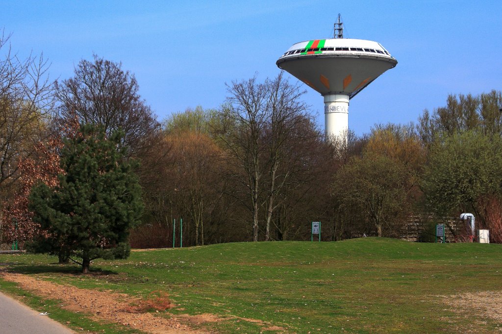 Der Wasserturm in Leverkusen-Brrig (Olof-Palme-Strae), aufgenommen am 24.03.2012 von der Nobelstrae in Leverkusen-Wiesdorf aus.
