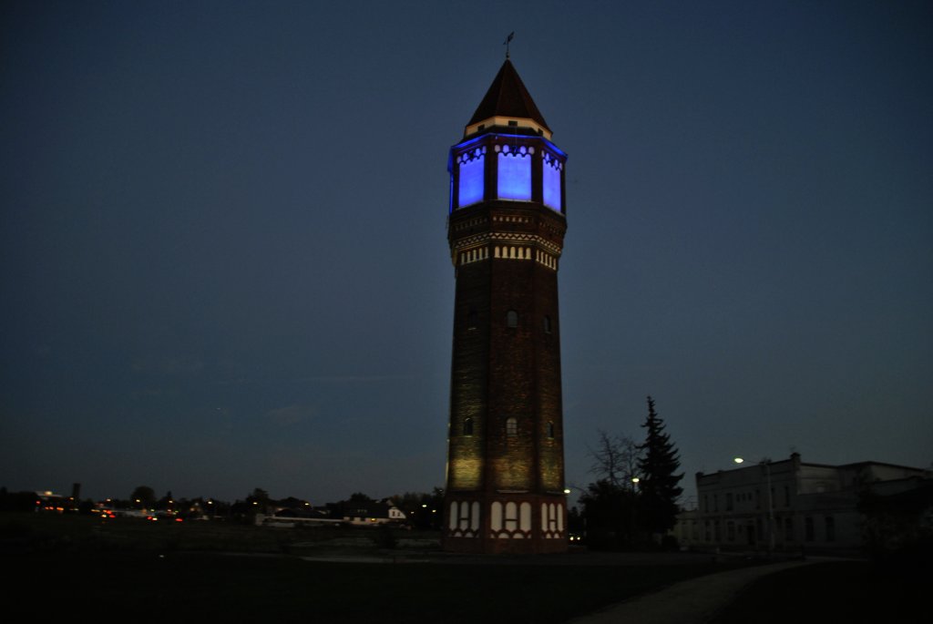 Der Wasserturm, wird sobald es dunkel wird angestrahlt. Foto vom 09.10.2010