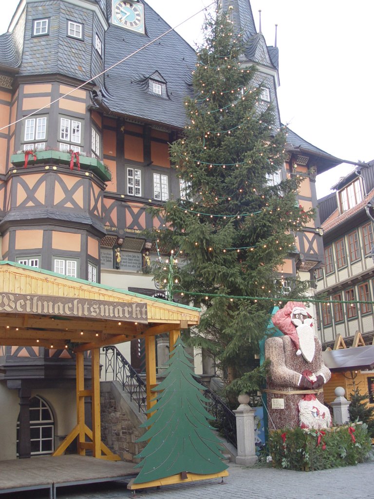 Der Weihnachtsbaum auf dem Weihnachtsmarkt vor dem Rathaus von Wernigerode am 16.12.2008