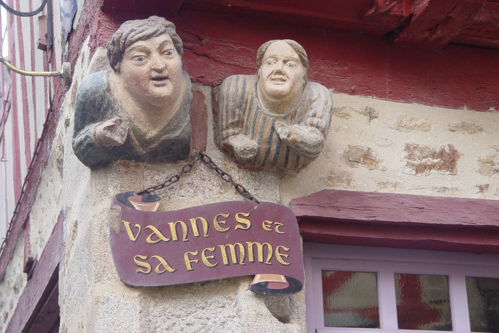 Detail an einem Fachwerkhaus in der Altstadt von Vannes am 23.07.2009. Die Geschichte ber  Vannes et sa femme  ist amsant und kann in vielen Medien nachgelesen werden.