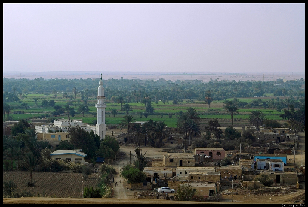 Deutlich berragt die Moschee alle Gebude des kleinen Dorfes am Sueskanal. (22.11.2012)