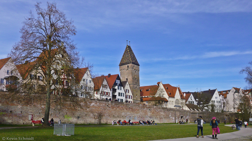 Deutlich zu sehen ist hier die leichte Neigung des Metzgerturms an der Ulmer Stadtmauer am Donauufer. Er wurde um 1340 als Backsteinbau errichtet. (16.03.2013)