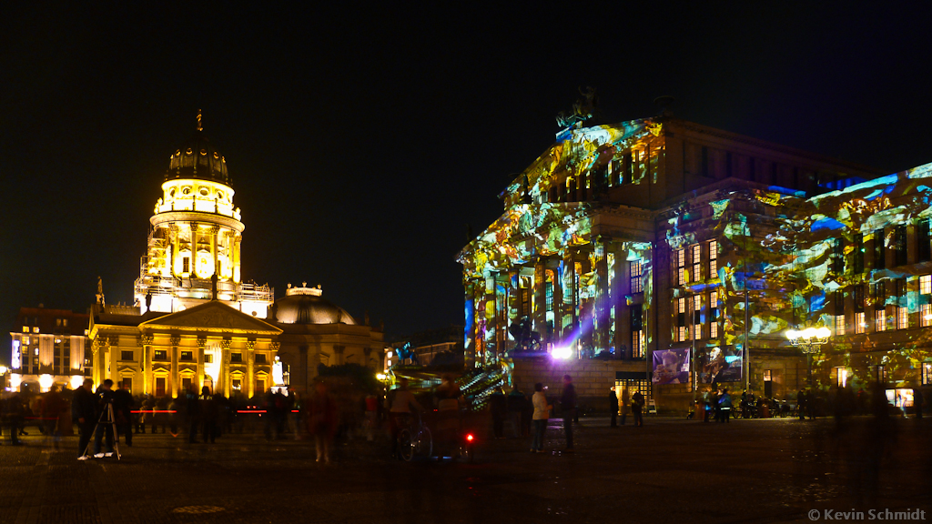 Deutscher Dom mit Gebäudebeleuchtung und Konzerthaus mit Projektion am Gendarmenmarkt in Berlin zum <a href= http://festival-of-lights.de/ >Festival of Lights</a>, 19.10.2012.