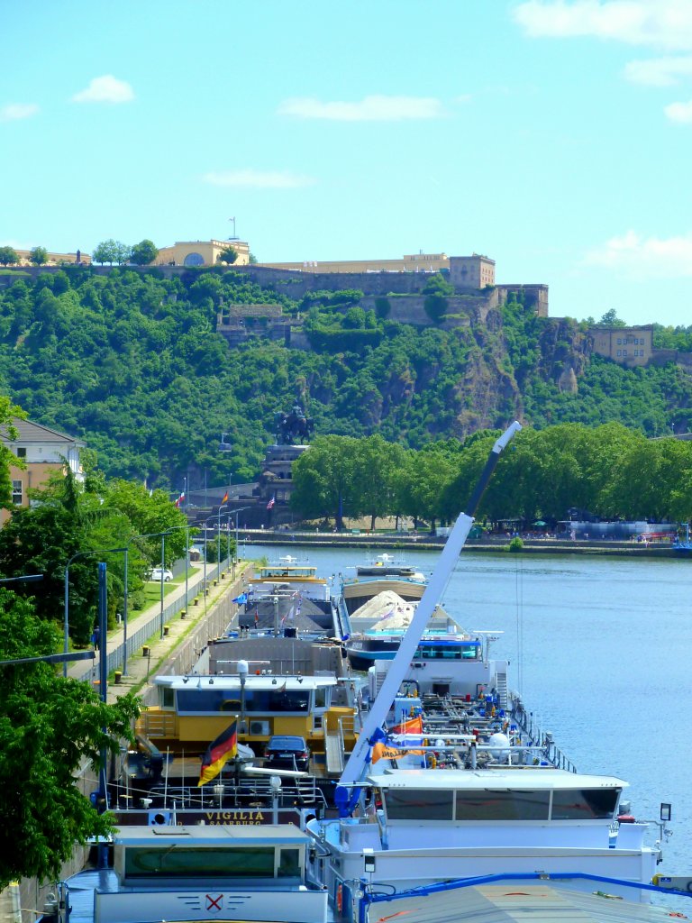 Deutschland, Rheinland-Pfalz, Koblenz, Deutsches Eck, im Hintergrund die Festung Ehrenbreitstein, vorne im Bild, die Mosel an ihrer Mndung in den Rhein, 17.06.2012