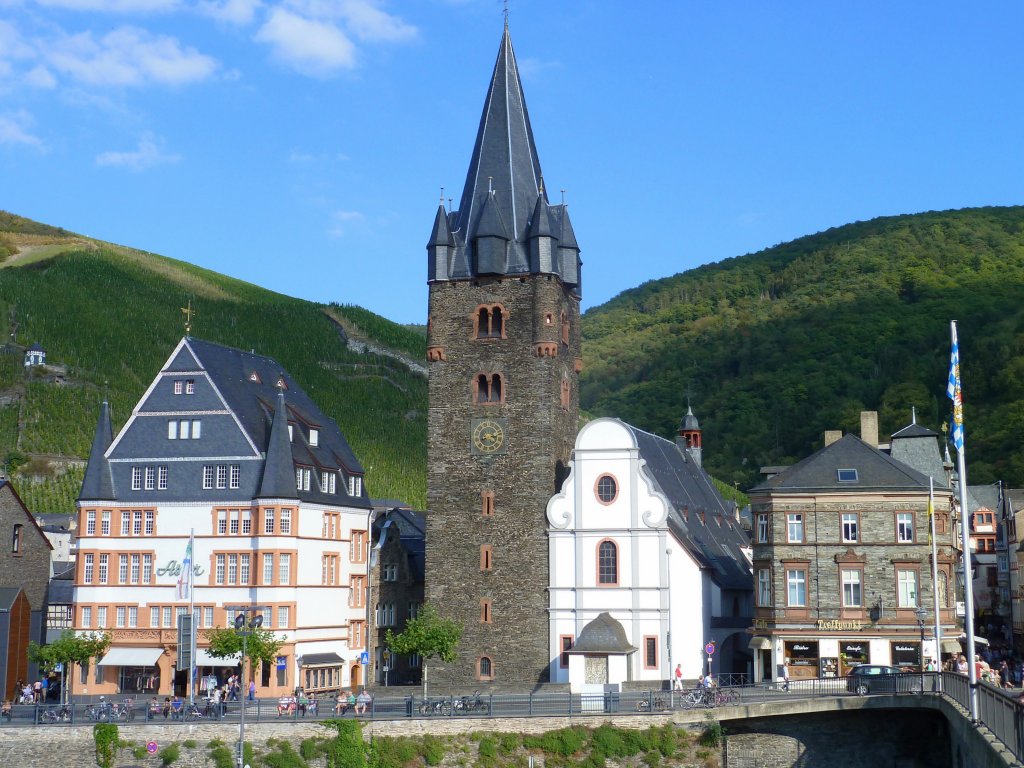 Deutschland, Rheinland-Pfalz, Landkreis Bernkastel-Wittlich, Bernkastel, katholische Pfarrkirche St. Michael und St. Sebastian, aus der 2. Hlfte des 14. Jahrhunderts, , Turm aus dem frhen 14. Jahrhundert, 24.9.2011